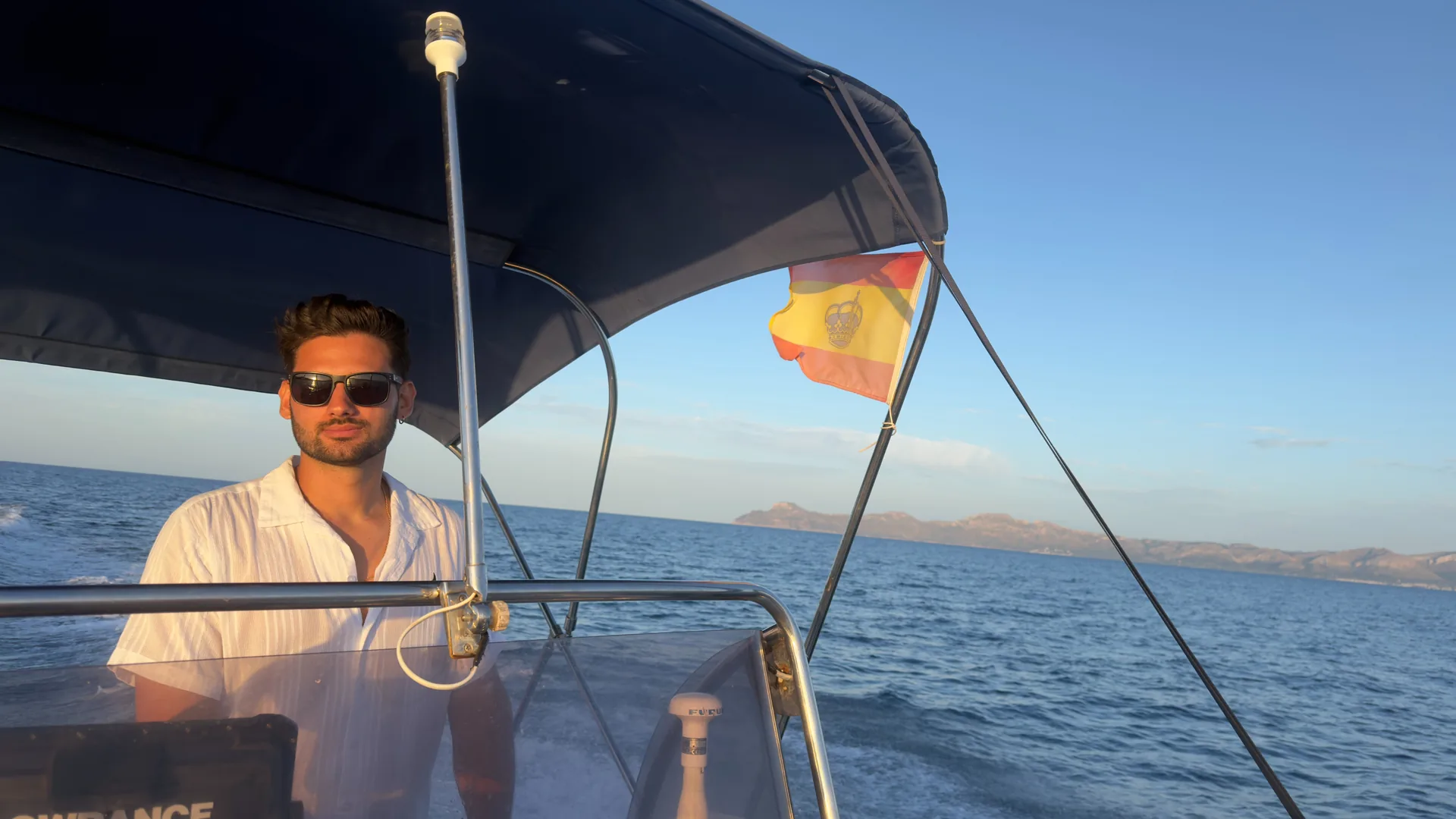 Fran, Skipper von EasyWave, am Steuer in der Bucht von Alcúdia