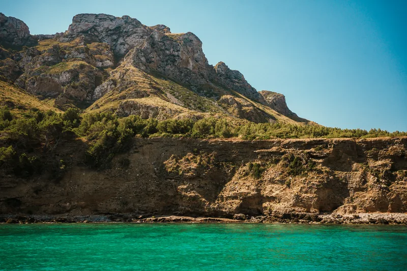 Montañas y agua turquesa de la costa de Alcúdia