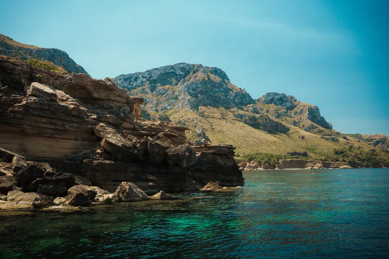 Acantilados de roca sobre el mar turquesa