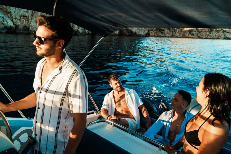 Grupo navegando a bordo bajo el toldo