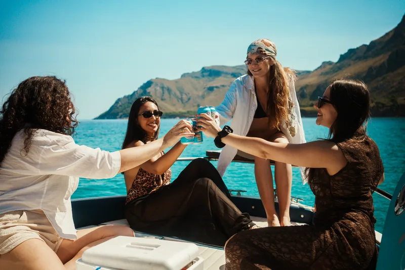 Brindis a bordo con el mar de fondo
