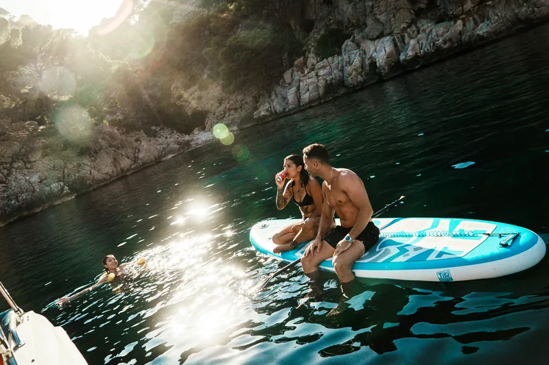 Bebida fría sobre el paddle surf al atardecer