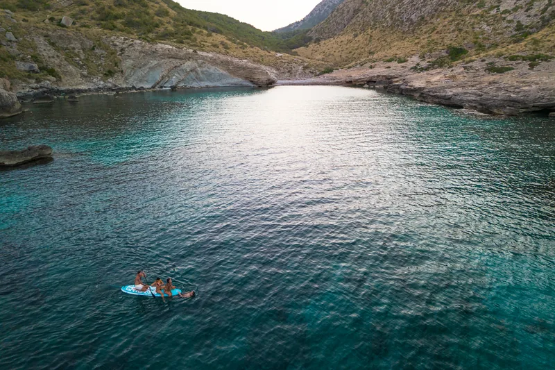 Paddle surf en una cala solitaria