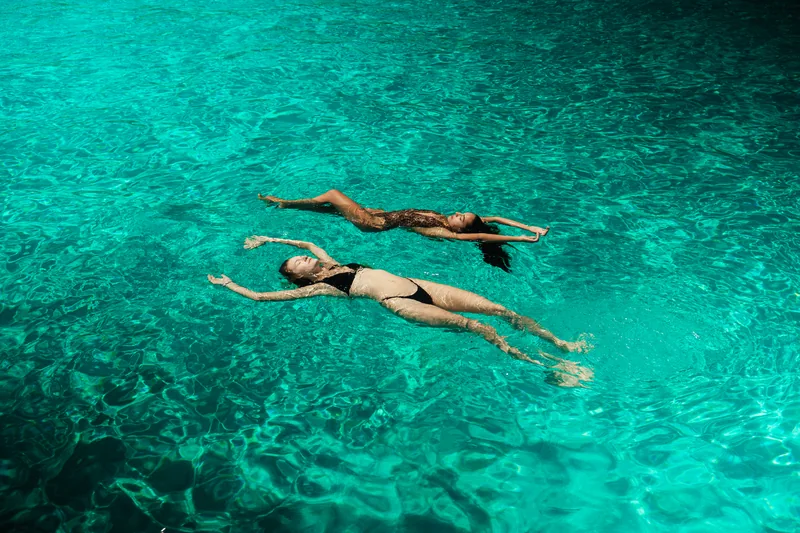 Flotando en aguas turquesa