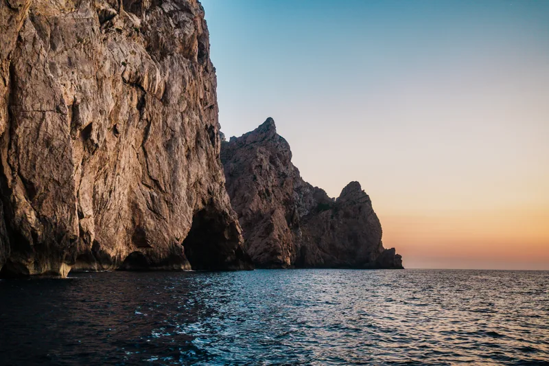 Acantilados al atardecer desde el mar