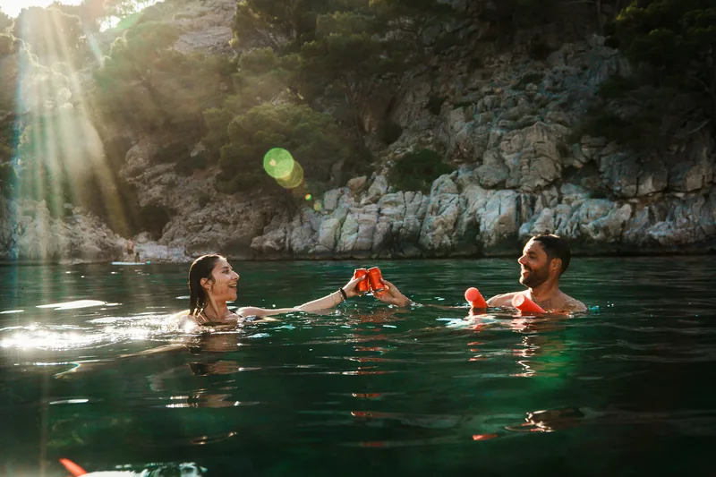 Brindis en el agua al atardecer
