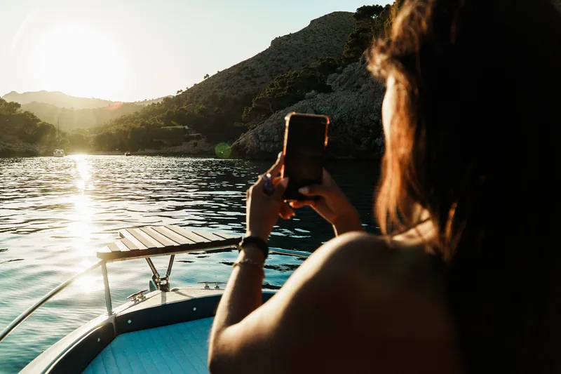 Fotografiando la puesta de sol desde la proa