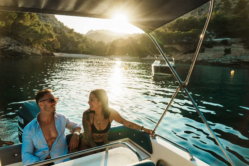Pareja navegando con la luz del atardecer